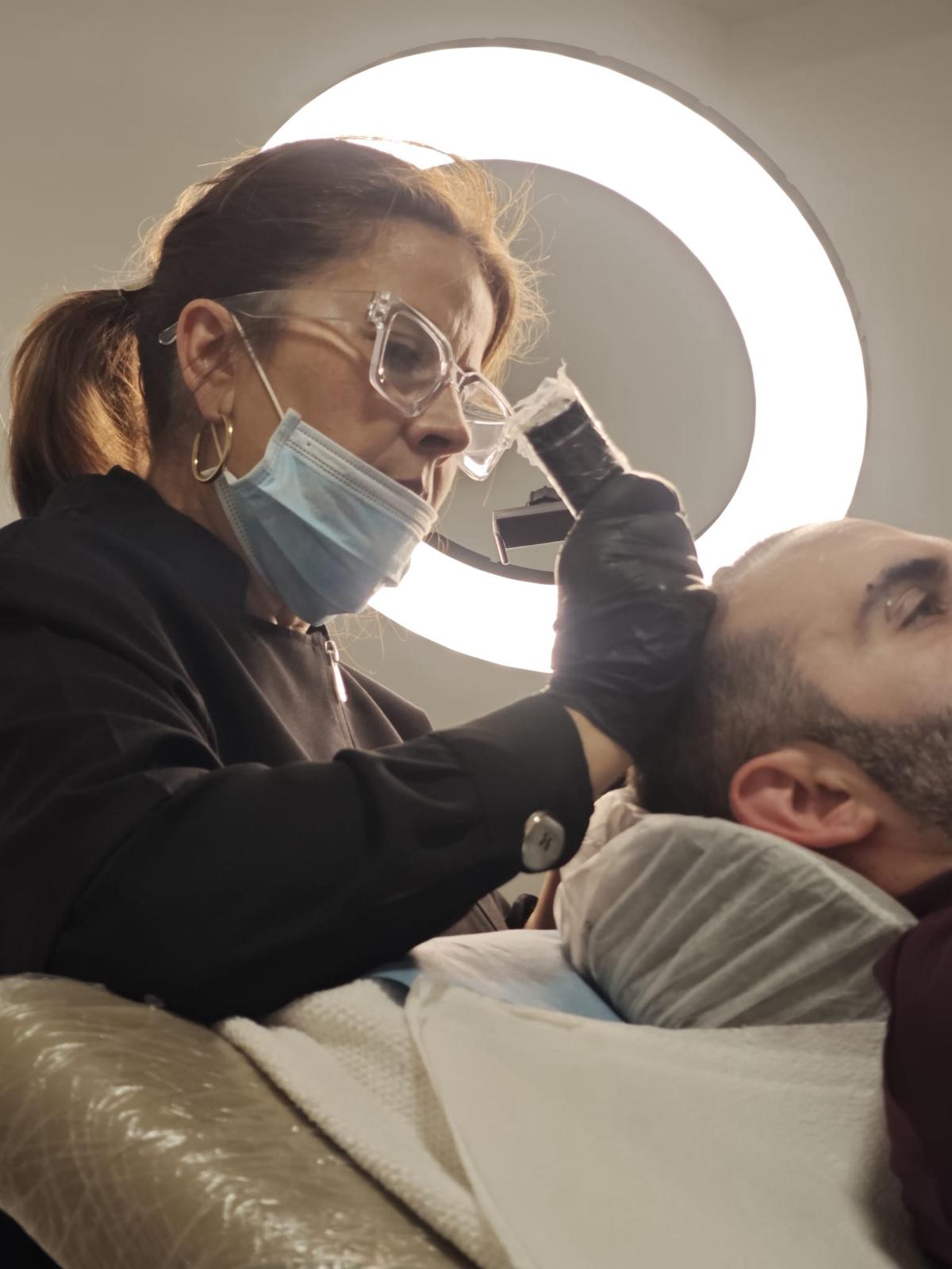 Paqui Garcia realizando micropigmentación capilar
